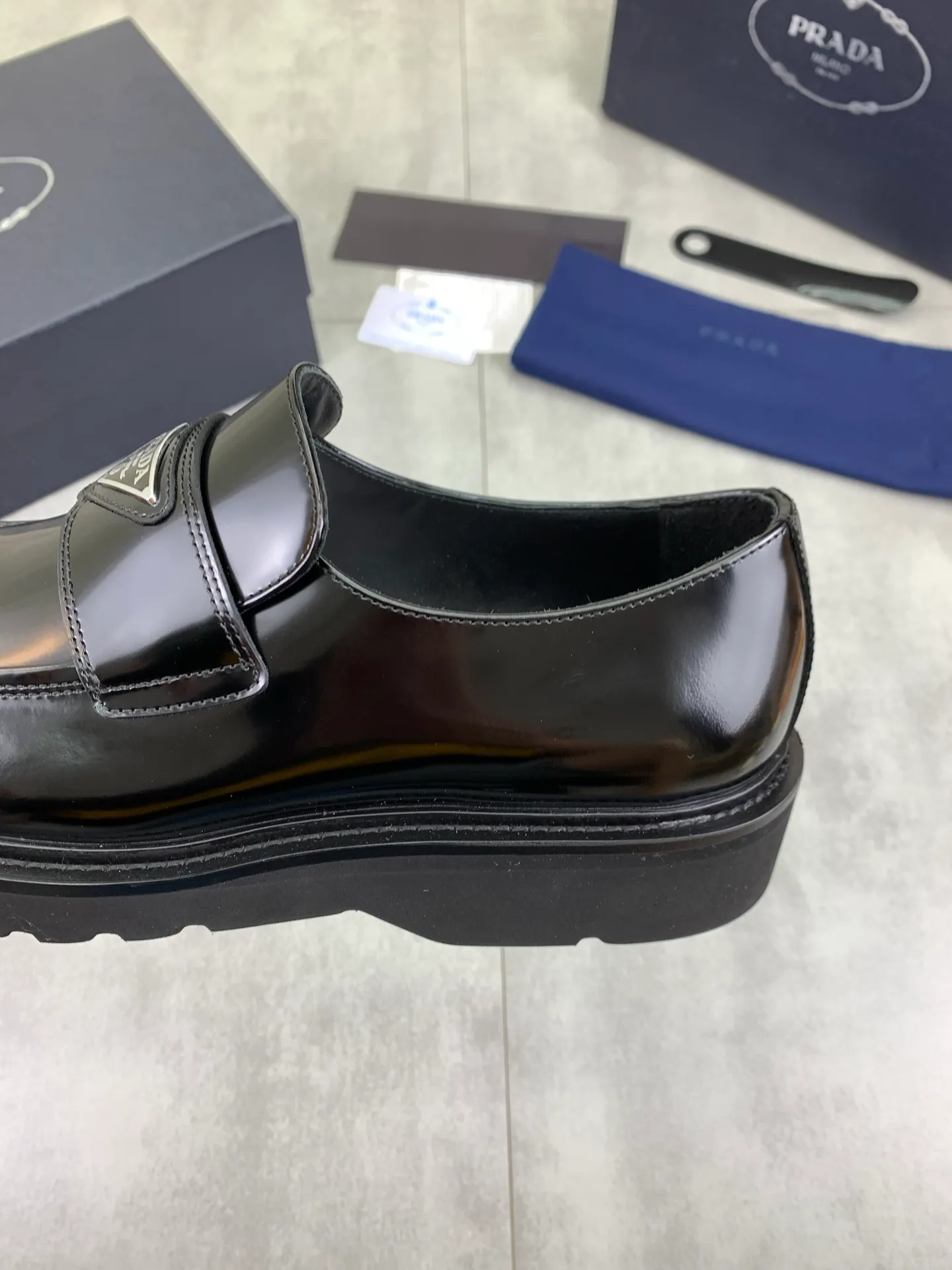 Factory price P860 💰Original quality, top version🔱 ＰＲＡＤＡPrada. Men's business casual leather shoes, top-quality leather shoes. 1:1 shipment ⬆️Luxurious and noble 👞All imported original color-rubbed edge beads, just to create a more comfortable wearing experience. Upper: Original comfortable open-edge bead rubbed color calfskin ➕Top imported water-dyed full cow lining, original lightweight and comfortable TPU foam combination bottom ✔️Code number: 39-45 (38.46 47 can be customized)
